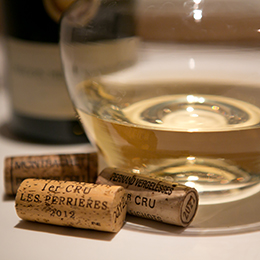 La décantation d'un vin de Bourgogne - © BIVB / Michel Joly