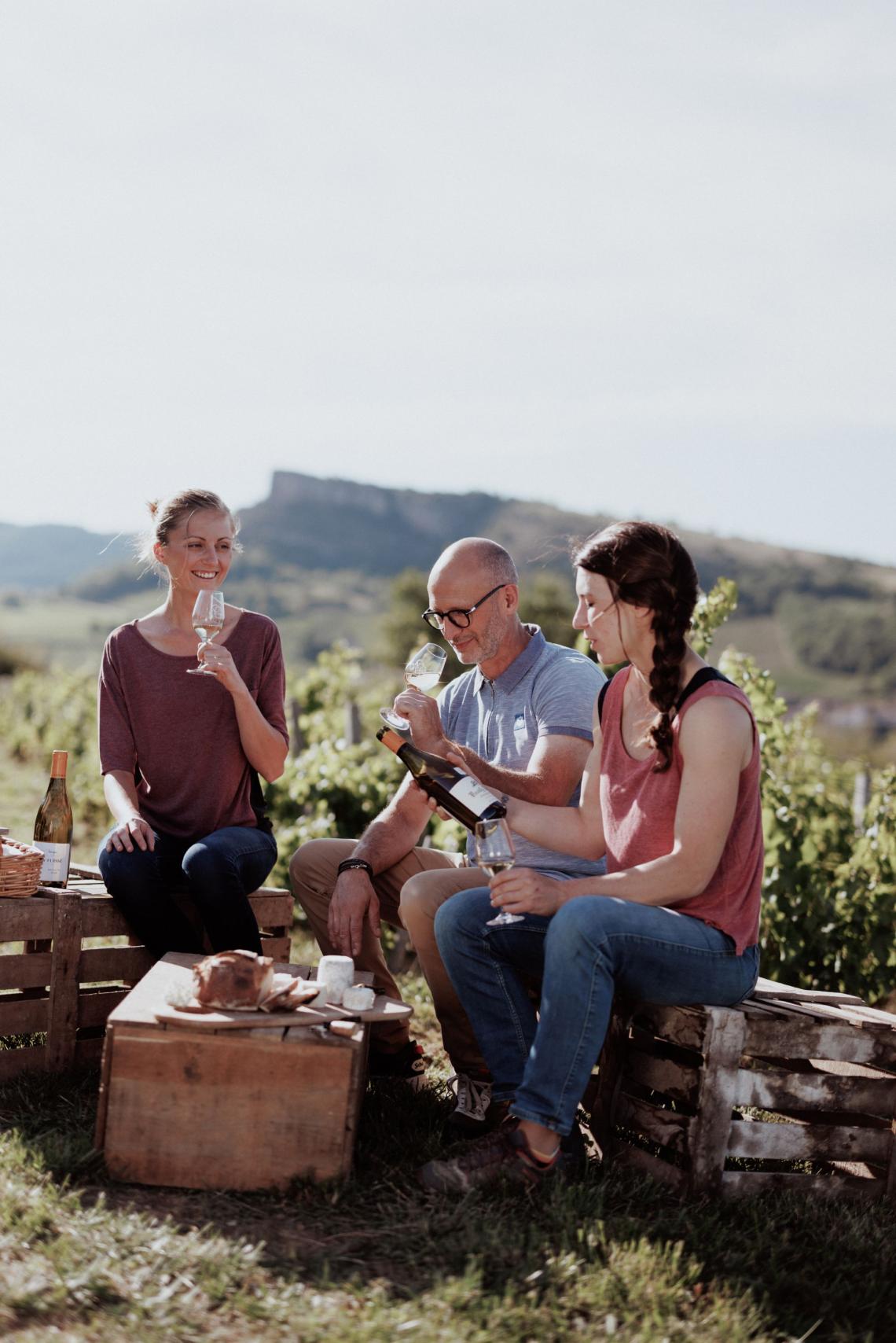 Casse croute dans les vignes - Sylvain Céline et Clémence - Roche de Solutré - portrait crédit ETIENNE-RAMOUSSE_Macon tourisme DOMAINES AUVIGUE_ETIENNE RAMOUSSE DOMAINES AUVIGUE_JULES TRAVET