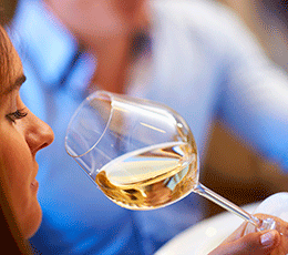 © BIVB / IMAGE & ASSOCIES  tasting a white wine
