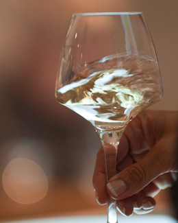 © BIVB / JOLY M.Visual inspection of Bourgogne wine