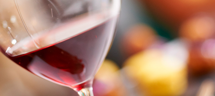 © BIVB / IMAGE & ASSOCIES  Glass red wine