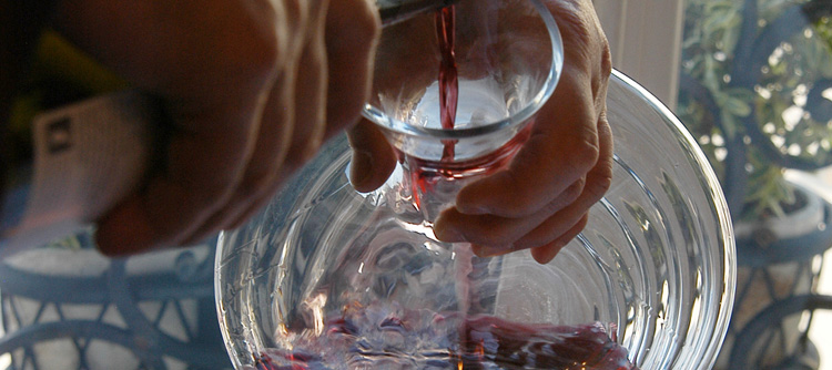 © BIVB / MONNIER H. Decanting of a Burgundy wine