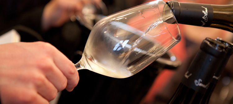 Bourgogne wine service © BIVB / BERNUY J.L.