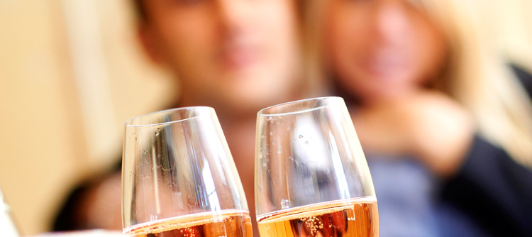 © BIVB / IMAGE & ASSOCIES Tasting between lovers  