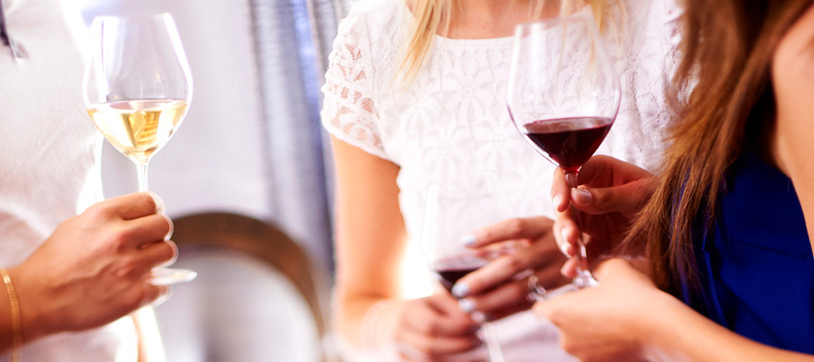 © BIVB / IMAGE & ASSOCIES Tasting between friends