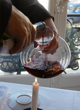 © BIVB / MONNIER H Decanting of a Burgundy wine