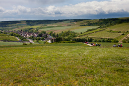 © BIVB / ARMELLEPH Wine road in Chitry in the wine-growing region of Auxerre.