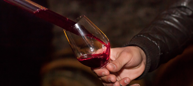 © BIVB / ARMELLEPHOTOGRAPHE.COM Tasting in cellar : red wine