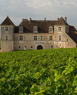© BIVB / NARBEBURU S The Château du Clos de Vougeot.