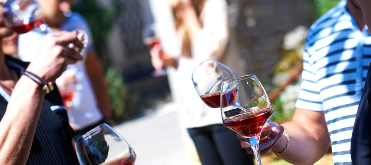 © BIVB /  IMAGE & ASSOCIES Cheerful wine tastings