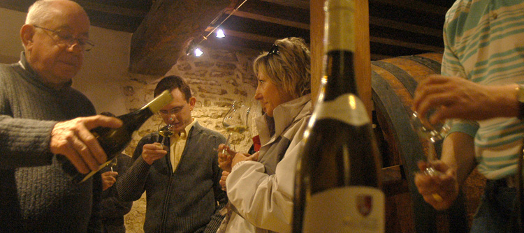 © BIVB / MONNIER H Wine tastings in a wine-maker’s cellar