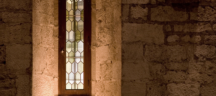 © BIVB / NARBEBURU S Stained glass window in the Château du Clos Vougeot