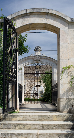 © BIVB / NARBEBURU S Entry of Château de Pommard