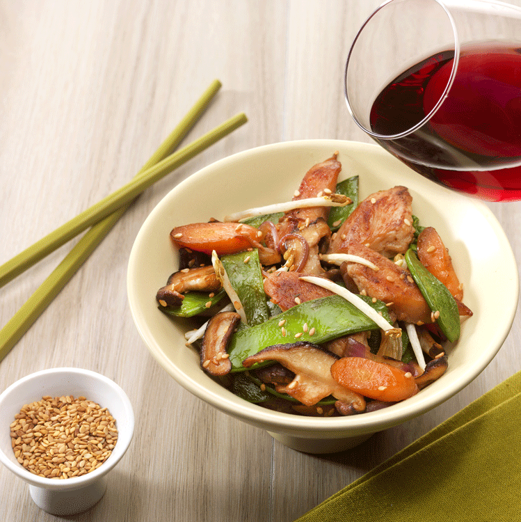 Wok-fried chicken breast, with crunchy vegetables and soy sauce