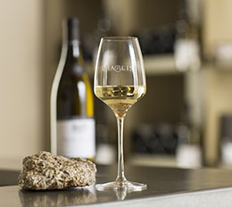 Glass of Chablis wine - © BIVB / Sébastien Boulard