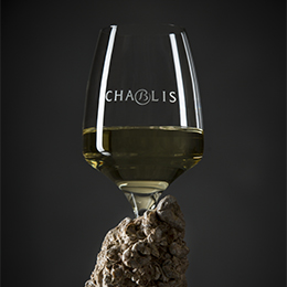 Glass of wine of Chablis - © BIVB / Sébastien Boulard