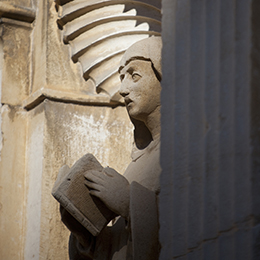 © BIVB / NARBEBURU S. Statue of a Cistercian monk.