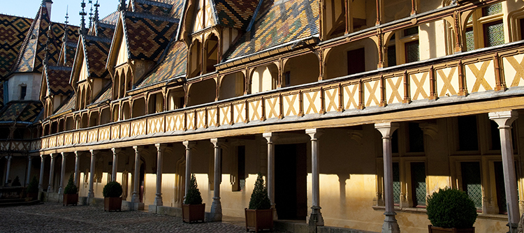 Cour des Hospices de Beaune © BIVB / NARBEBURU S.