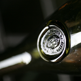 © BIVB / ARMELLEPHOTOGRAPHE.COM Stamp on a bottle of Burgundy wines