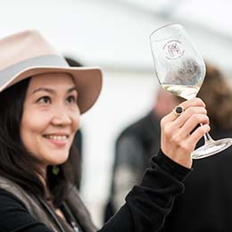 © BIVB / Image & associés - Tasting Bourgogne wines
