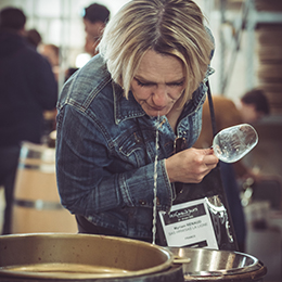 Examen gustatif d'un vin de Bourgogne - © BIVB / Sébastien Boulard