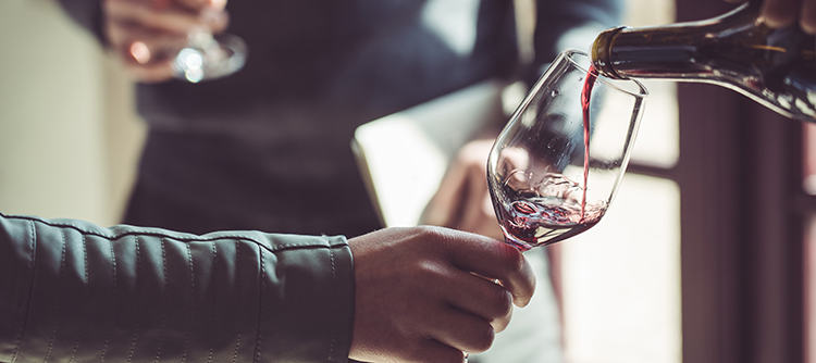 Bourgogne wine service © BIVB / Sébastien Boulard