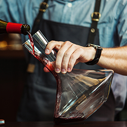 Carafer un vin rouge de Bourgogne - © Droits réservés