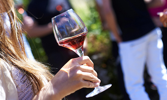 © BIVB / Image & associés – Glass of rosé